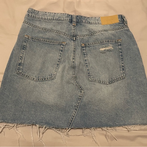 H&M Distressed Denim Skirt Size 10 Like New - Picture 2 of 4